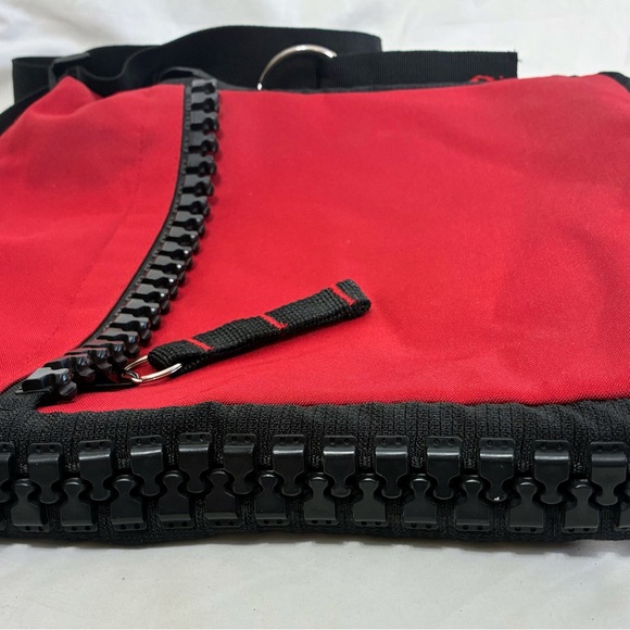 Very unique red nylon bag with huge working zipper accents - Picture 5 of 15